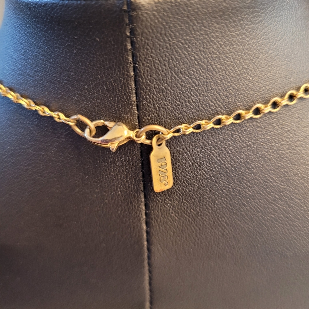1928 Filigree Heart & Ribbon Pendant Gold-tone Chain Vintage Styled Necklace - Picture 7 of 13